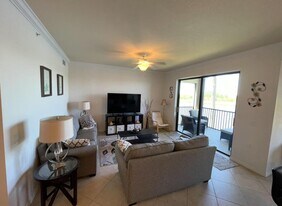 7015 River Hammock Dr, Unit 202 in Bradenton, FL - Building Photo