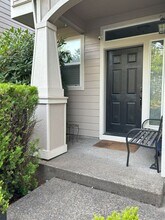 429 Oak Leaf St in Newberg, OR - Foto de edificio - Building Photo