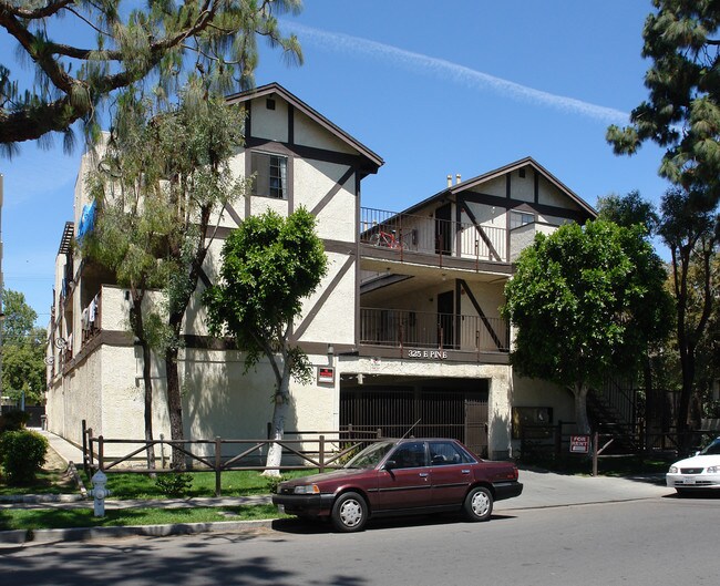 323-325 E Pine St in Santa Ana, CA - Foto de edificio - Building Photo