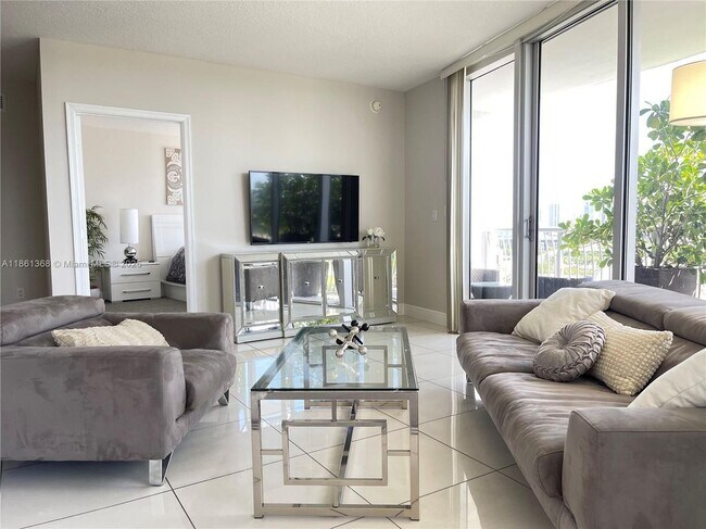1750 N Bayshore Dr in Miami, FL - Building Photo - Building Photo