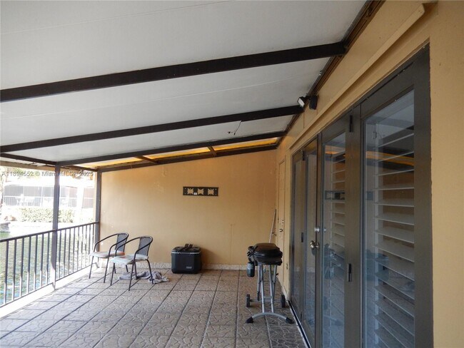16000 Kilmarnock Dr in Hialeah, FL - Building Photo - Building Photo