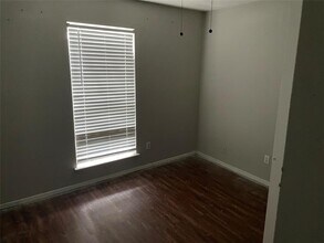 1026 W Brompton Dr in Pearland, TX - Foto de edificio - Building Photo