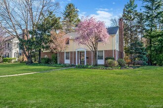 1 Prospect Ave in Garden City, NY - Building Photo - Building Photo