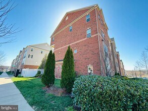 22045 Broadway Ave in Clarksburg, MD - Building Photo - Building Photo