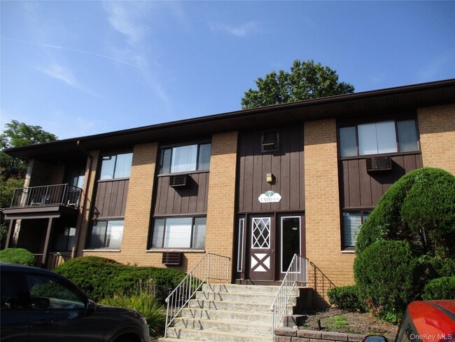 property at 7 E Lawrence Park Dr