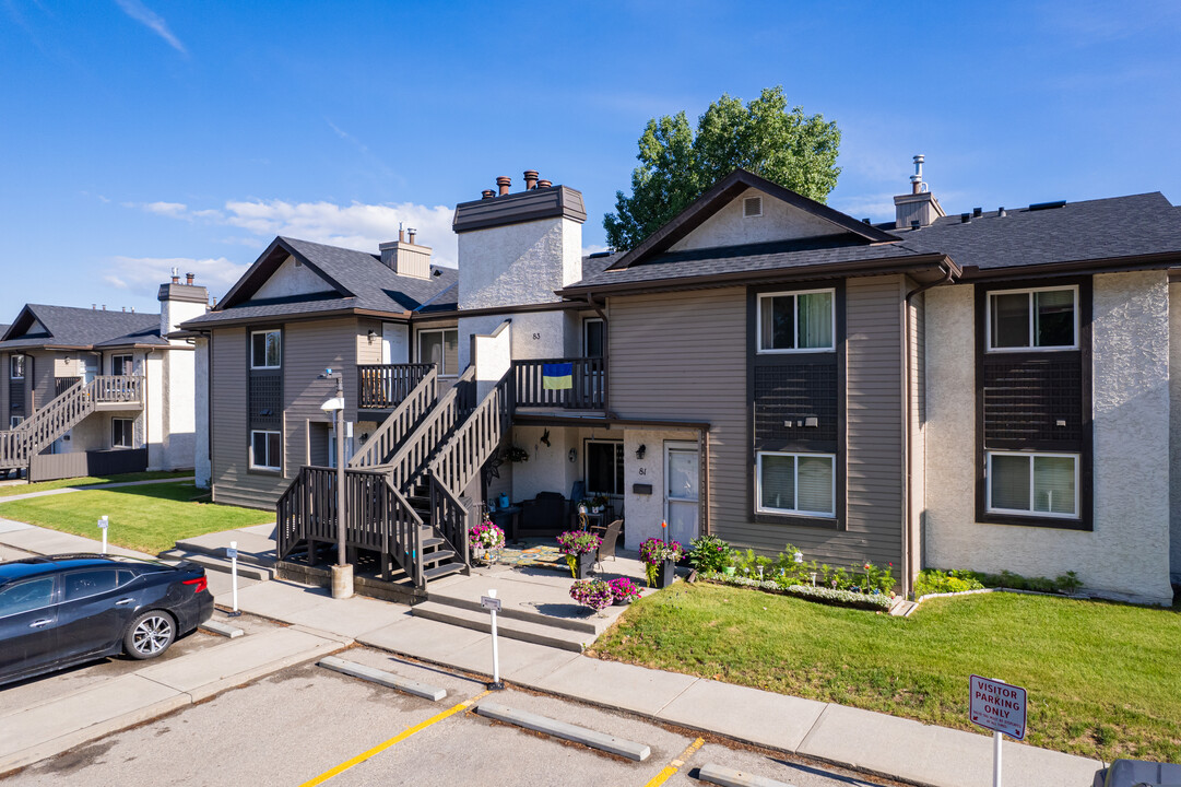 15 Cedar Springs Gdns SW in Calgary, AB - Building Photo