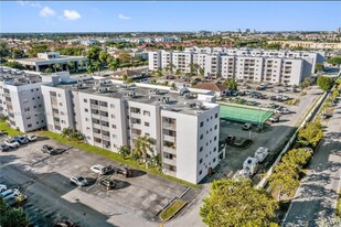 8145 NW 7th St in Miami, FL - Building Photo