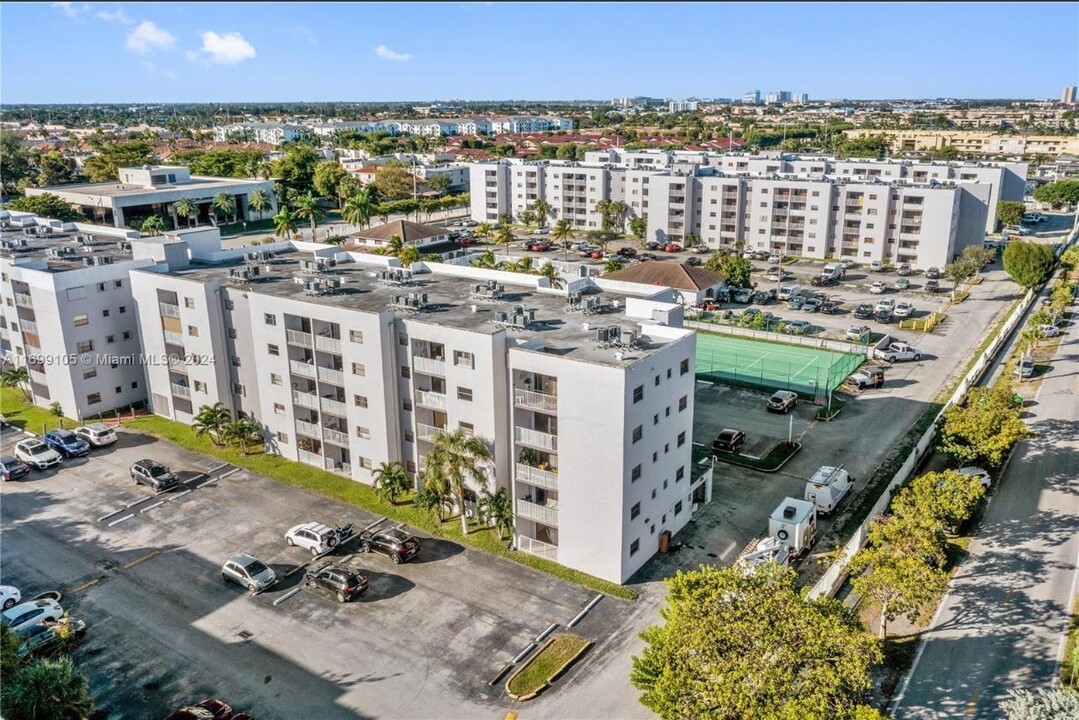 8145 NW 7th St in Miami, FL - Building Photo