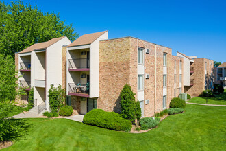 Silver Oaks Court Apartments in New Brighton, MN - Foto de edificio - Building Photo