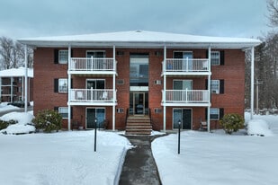 Governor Weare Apartments in Seabrook, NH - Building Photo