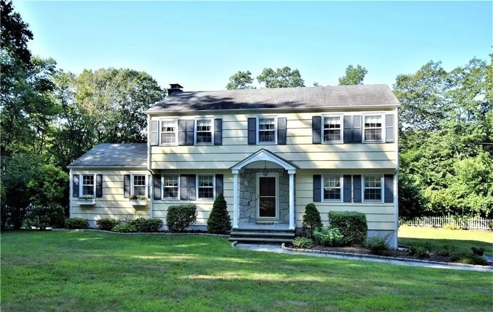 25 Shelter Rock Rd in Trumbull, CT - Building Photo