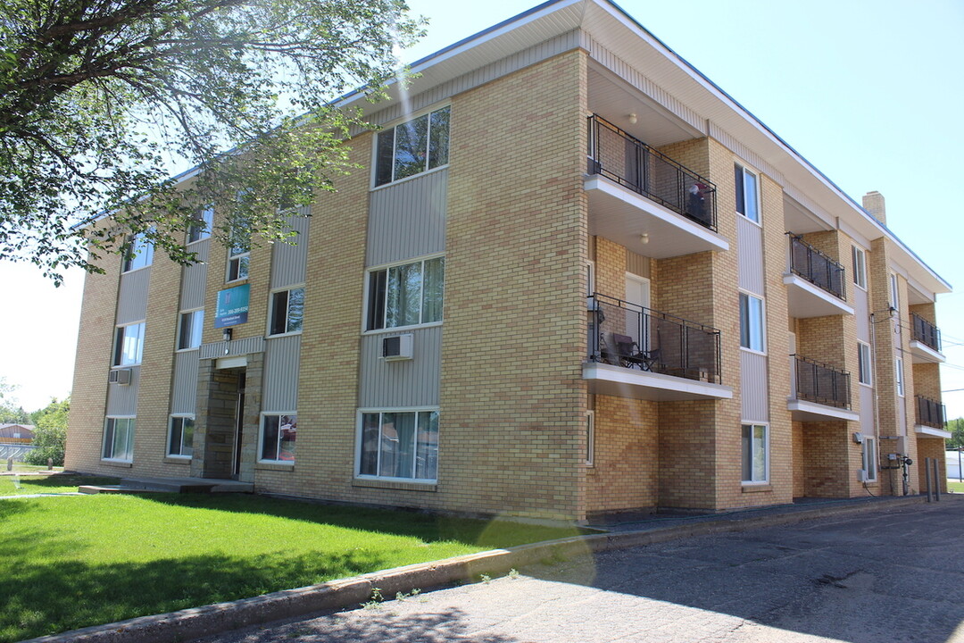 Ret 4120 in Regina, SK - Building Photo