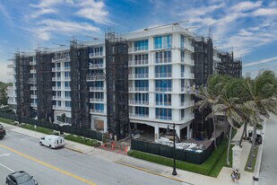 Winthrop House in Palm Beach, FL - Building Photo