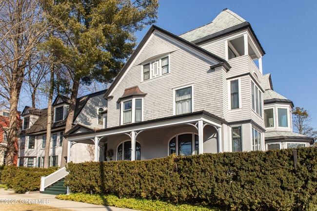 588 N Broadway in Saratoga Springs, NY - Foto de edificio - Building Photo