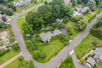 13 Whitney Cir in Glen Cove, NY - Building Photo - Building Photo