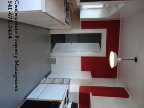 1416 SE Douglas Ave in Roseburg, OR - Building Photo - Building Photo