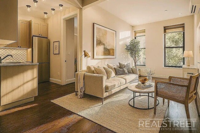 Myrtle Avenue, Unit 3C