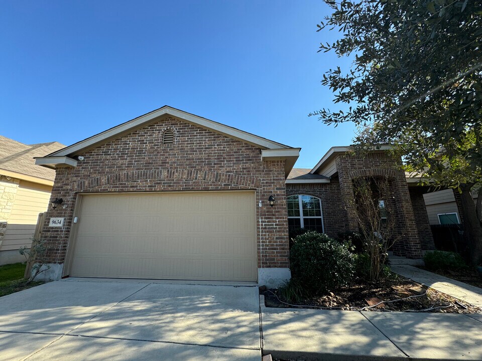 9634 Legislation Dr in Converse, TX - Building Photo