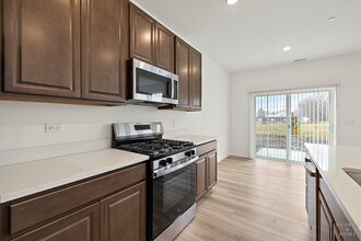 624 Cassia Ct in Crystal Lake, IL - Building Photo - Building Photo