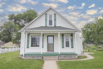 106 W Pine St in Cedar Bluffs, NE - Foto de edificio - Building Photo