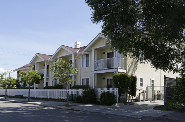 Downs Senior Housing in Emeryville, CA - Foto de edificio - Building Photo