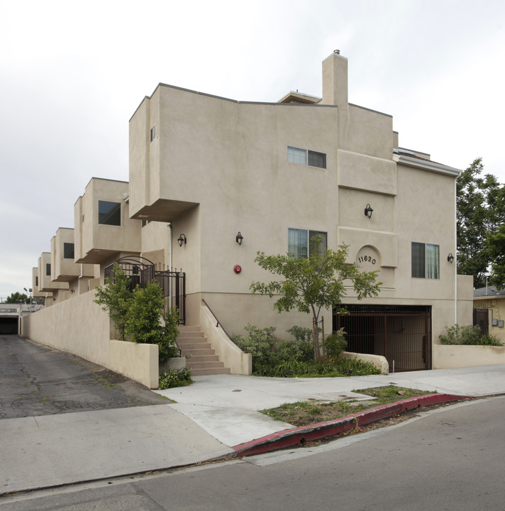 11630 Hamlin St in North Hollywood, CA - Building Photo