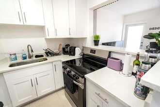 2388 NE 173rd St in North Miami Beach, FL - Building Photo - Building Photo