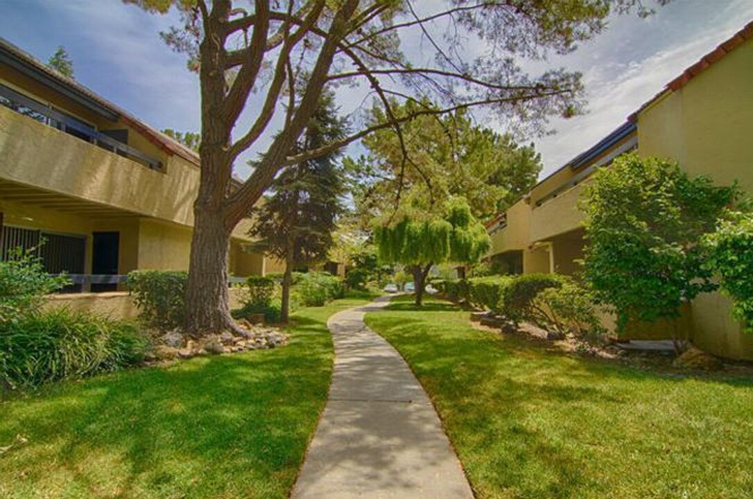 300 Tradewinds Dr in San Jose, CA - Building Photo