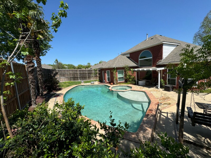 8001 Stonehaven Ln in Rowlett, TX - Building Photo