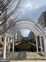 13372 Sherwood Park Ln in Herndon, VA - Building Photo