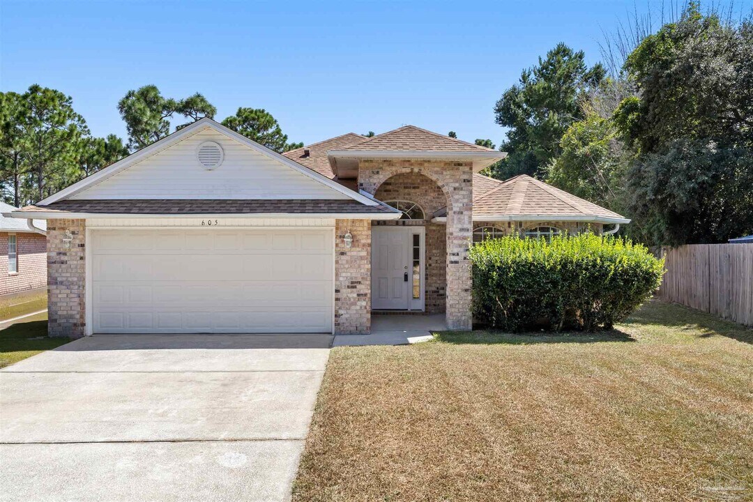 605 Downhaul Dr in Pensacola, FL - Building Photo