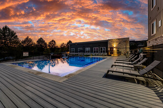 The Oaks at Ben White in Austin, TX - Foto de edificio - Building Photo