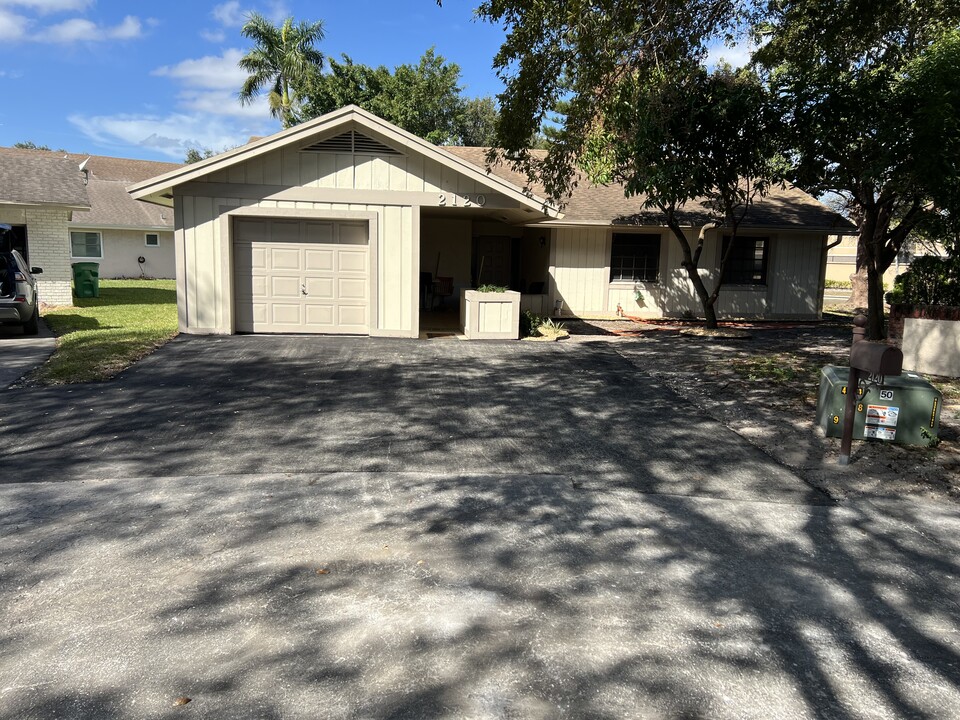 2120 Nova Village Dr in Davie, FL - Building Photo