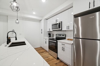 2416 Clifford St, Unit 3F in Philadelphia, PA - Foto de edificio - Building Photo