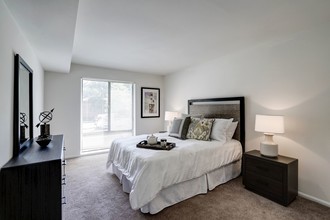 Charter Oak Apartments in Reston, VA - Foto de edificio - Building Photo