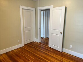 988 Chicopee St, Unit Apt 1 in Chicopee, MA - Foto de edificio - Building Photo