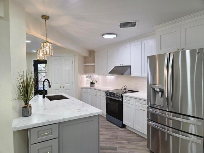 property at 914 Heights Blvd