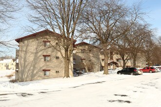 Lakeview Apartments in Haslett, MI - Building Photo - Building Photo