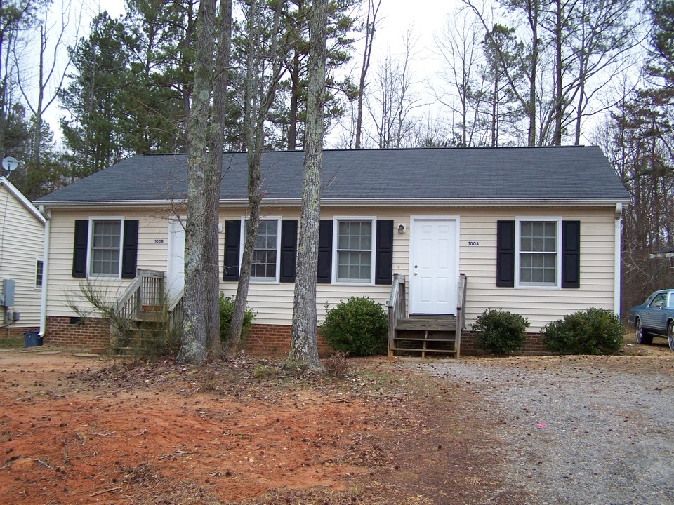 100 Hunt Ave in Oxford, NC - Building Photo