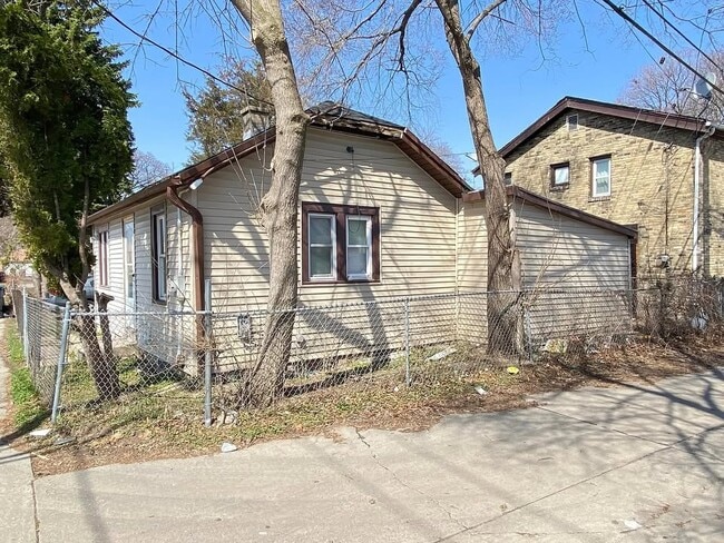 4822 N 26th St in Milwaukee, WI - Foto de edificio - Building Photo