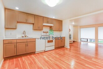 422 145th Ave NE-Unit -B in Bellevue, WA - Building Photo - Building Photo