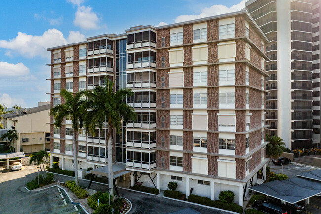 First Harbour Towers in Ft. Myers, FL - Foto de edificio - Building Photo