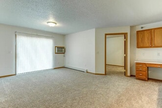 Southridge Apartments in Moorhead, MN - Building Photo - Building Photo