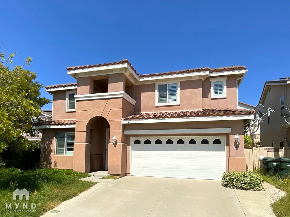 807 Via Bahia in San Marcos, CA - Building Photo