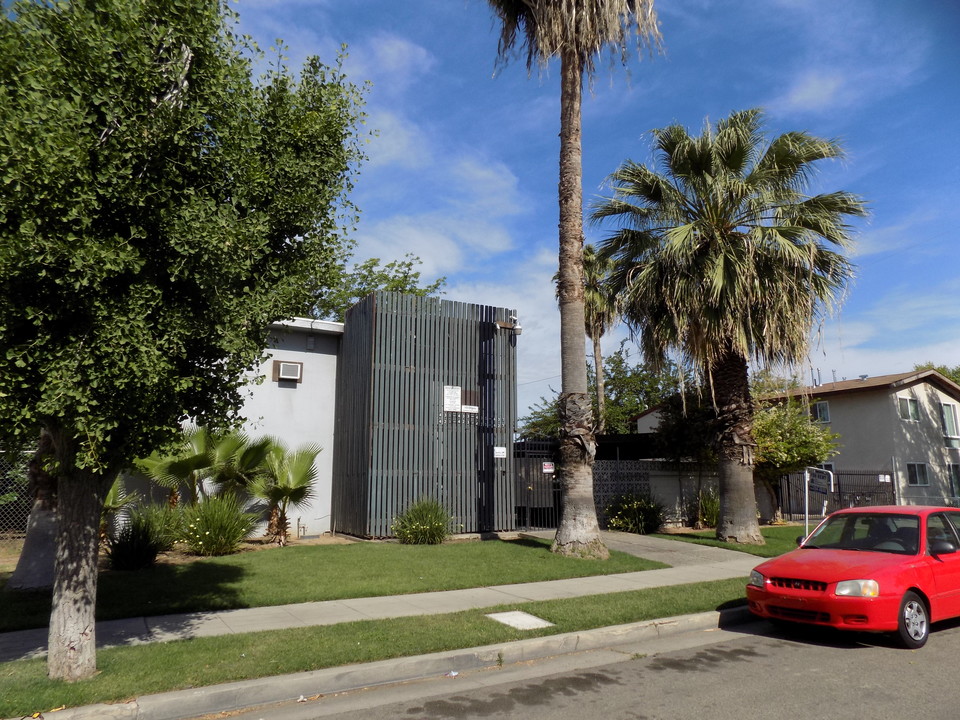 421 N Yosemite Ave in Fresno, CA - Building Photo