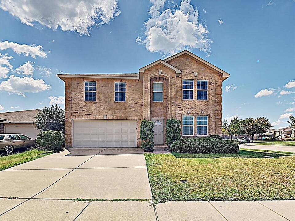 4029 Thoroughbred Trail in Fort Worth, TX - Building Photo