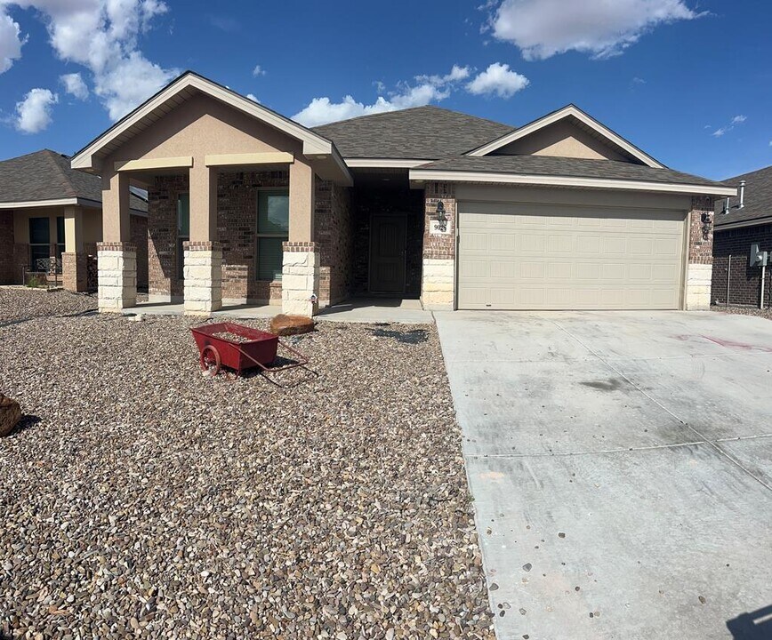 9026 Red Cliff Ave in Odessa, TX - Building Photo