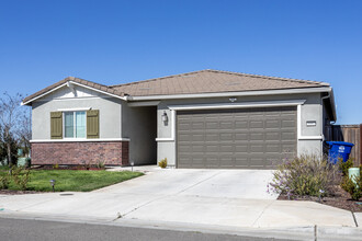 1535 Encantada Ave in Madera, CA - Building Photo - Building Photo