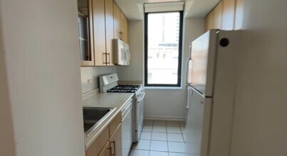 2 S End Ave in New York, NY - Foto de edificio - Building Photo