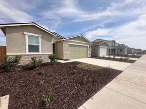 2336 N Kayenta Ct in Visalia, CA - Building Photo - Building Photo